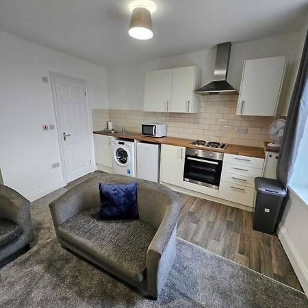 Fully Equipped Kitchen, Double Room Neath Kültér fotó