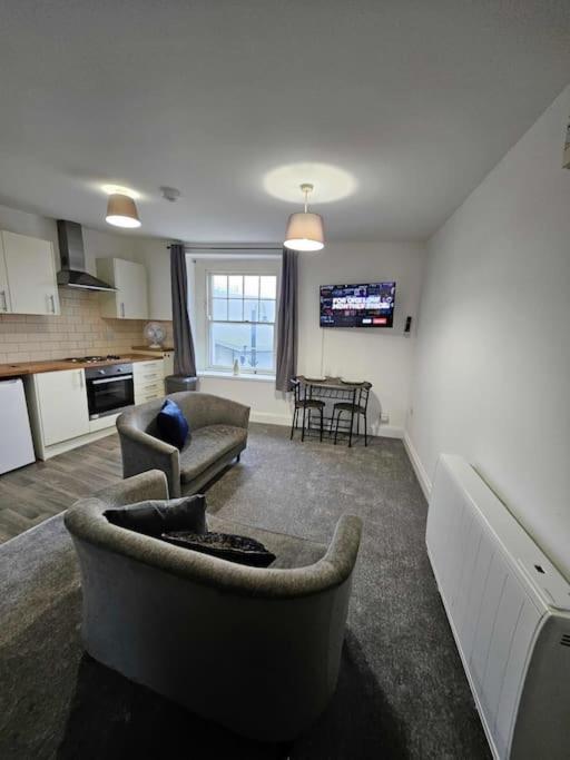 Fully Equipped Kitchen, Double Room Neath Kültér fotó