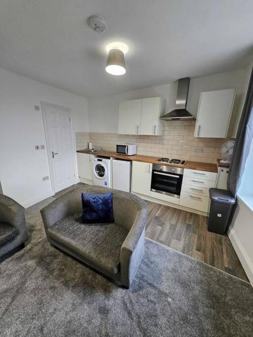 Fully Equipped Kitchen, Double Room Neath Kültér fotó